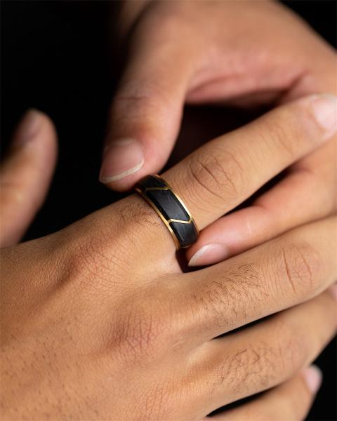 8 mm Gold-Titanring mit Forged Carbon-Finish - Carus Gold
